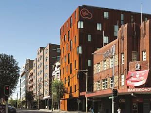 To counter the risk of the facade appearing too regimented, Bates Smart alternated the placement of bedroom windows from left to right, in what Lake describes as “a very pragmatic response to building codes.”